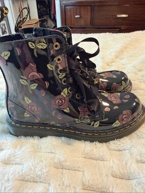 Dr. Martens Black Patent Rose Print Kids Lace-Up Boots